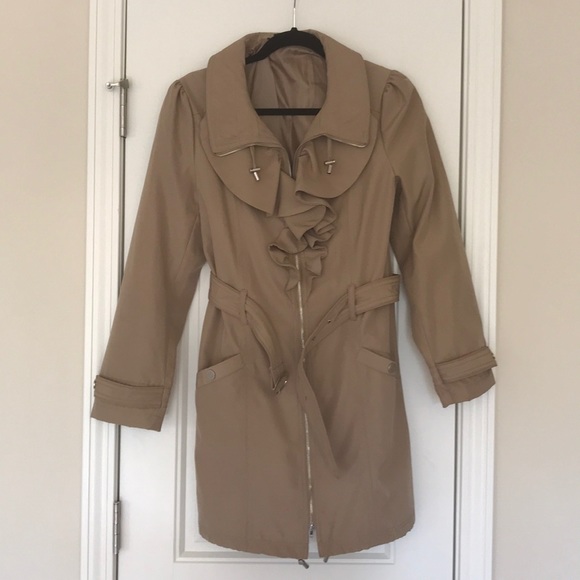 Khaki trench with super cute details - Picture 1 of 4